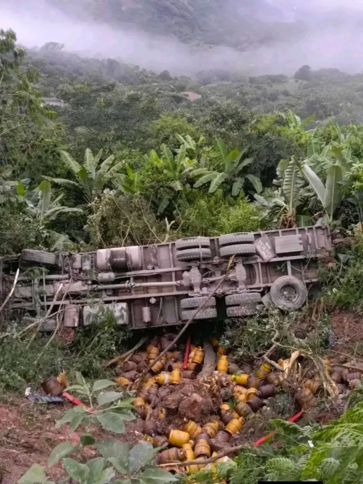 El sábado 11 de abril, un camión que transporta garrafas de gas, se accidentó cuando iba a Coripata, dejando las garrafas desparramadas. Foto Radio Yungas y El Chasqui