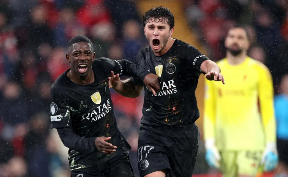 Dembele (izq.) celebra con su compañero Neves el segundo del gol del cotejo. Foto: EFE.