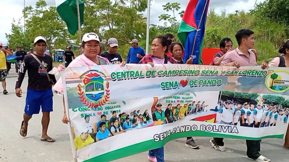El Gobierno nacional envío una comisión de tres viceministros a dar alcance a la marcha que partió desde Pando, en protesta contra la Ley 1720 y llegó a Rurrenabaque. Foto: Red Tacana Comunicaciones 