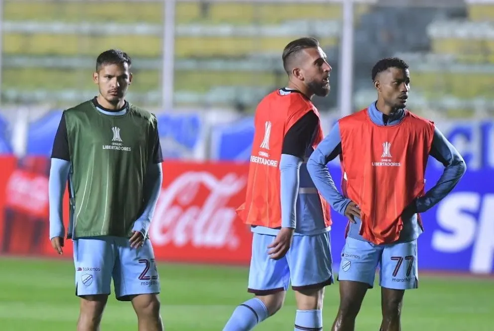 Leonel Justiniano (izq.) junto con sus compañeros Echeverría y Romero en la entrada en calor antes de enfrentar a La Guaira. Foto: APG