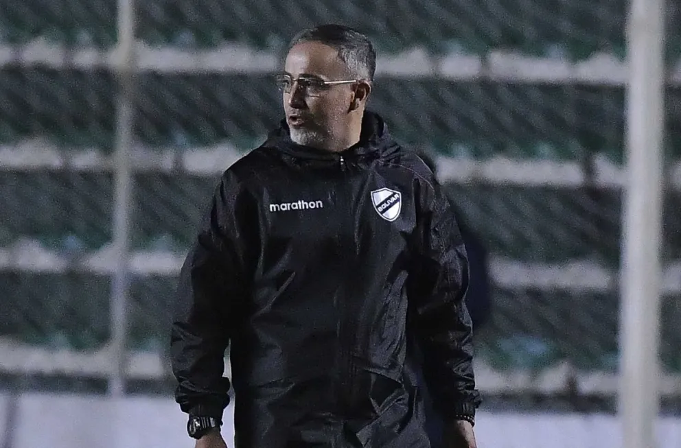 Flavio Robatto da instrucciones a sus jugadores desde un costado de la cancha. Foto: APG