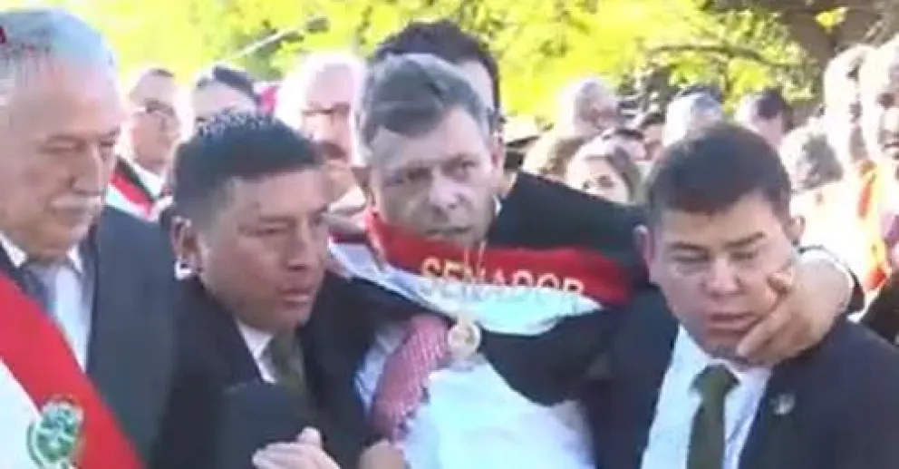 El presidente del Senado, Diego Ávila, es evacuado a un centro hospitalario. Foto: Captura de imagen
