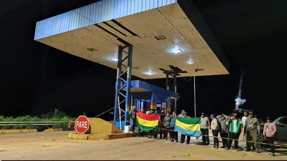 El bloqueo inició en horas de la noche del martes por pobladores de San Ignacio. Foto: Radio Raíces Bolivia