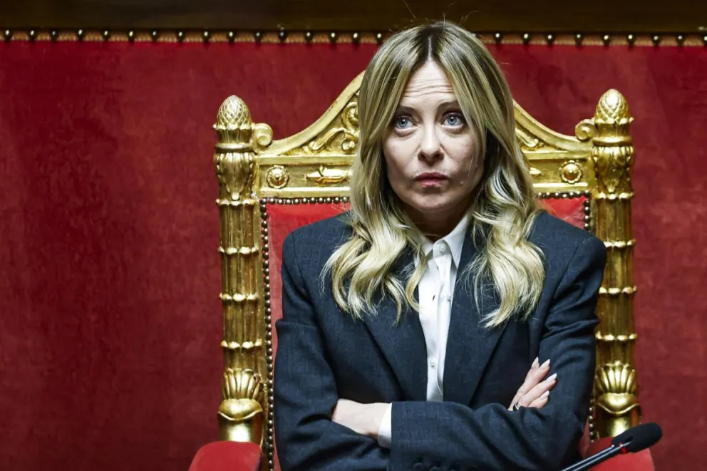 La primera ministra italiana, Giorgia Meloni, observa en la cámara del Senado durante la sesión informativa al Parlamento sobre las actividades del gobierno en Roma, Italia, 09 de abril de 2026. (Italia, Roma). Foto: EFE