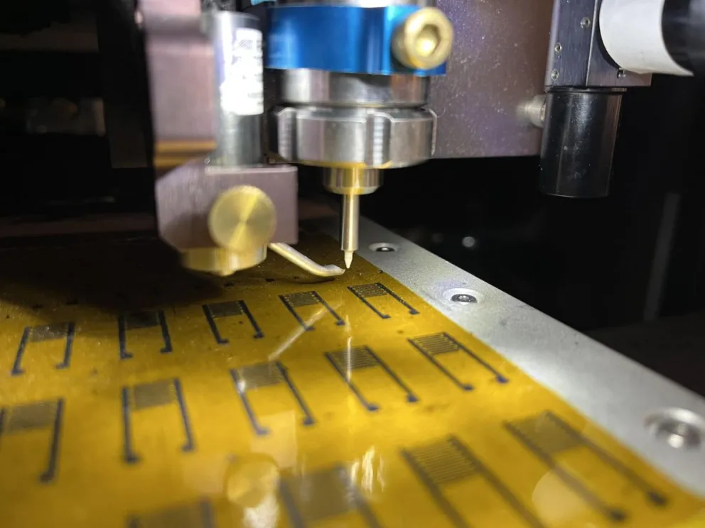 Una impresora de chorro de aerosol del laboratorio de Hersam deposita tintas electrónicas sobre un sustrato polimérico flexible. Foto: EFE / Mark Hersam/Universidad Northwestern