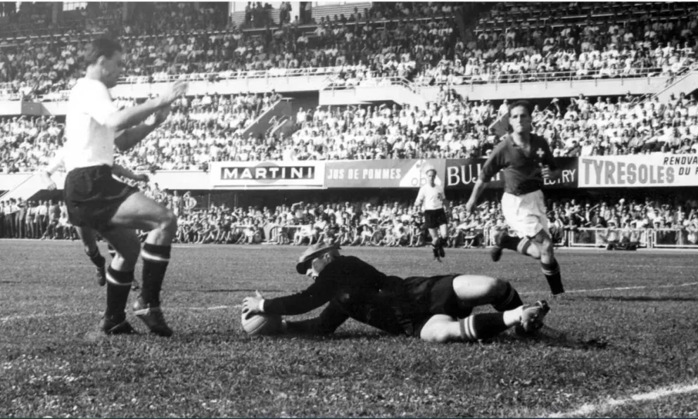 Uno de los momentos del partido entre austriacos (de blanco) y suizos en 1954. Foto: FIFA.