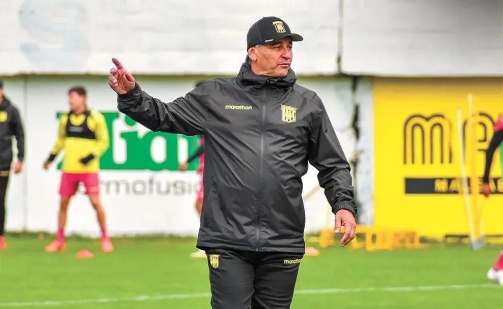Carlos Bustos dirige un entrenamiento del Tigre en Achumani. Foto: club The Strongest