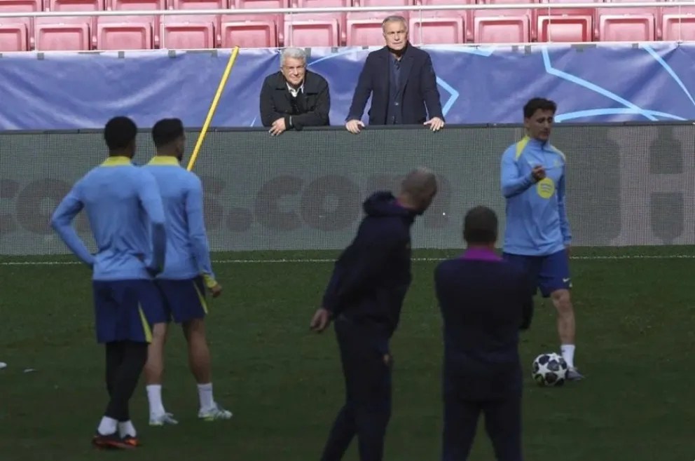 Joan Laporta (izq. detrás), asiste a un entrenamiento del equipo. Foto: EFE.