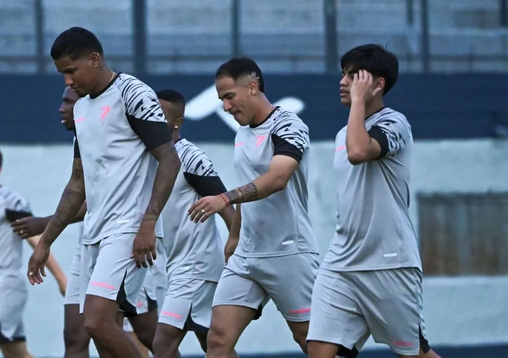 Los jugadores de la banda roja quedaron listos para el compromiso de esta noche. Foto: CAR