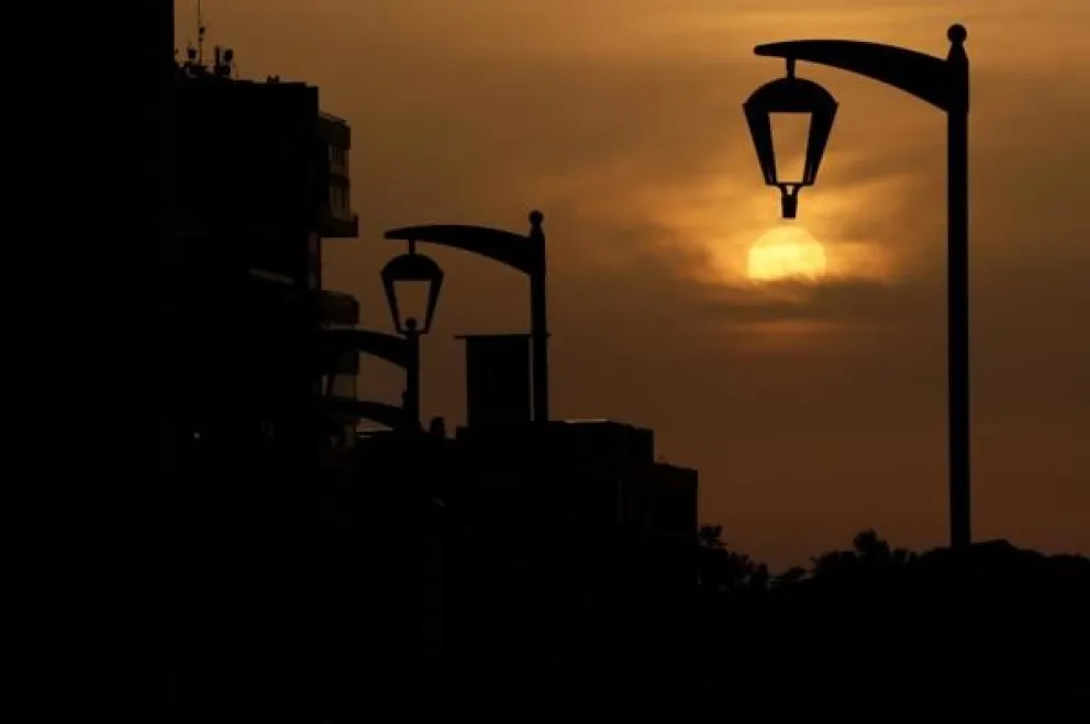 El sol se pone en Corniche Al Manara en Beirut, Líbano, 14 de abril de 2026.Foto EFE