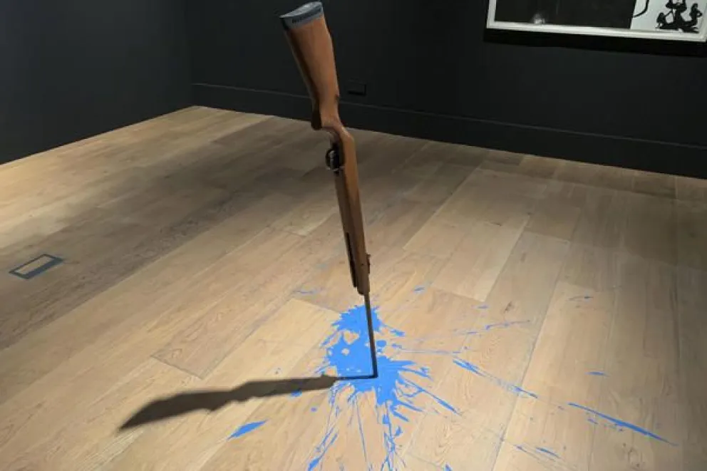 Una escopeta que dispara pintura al suelo. Foto EFE