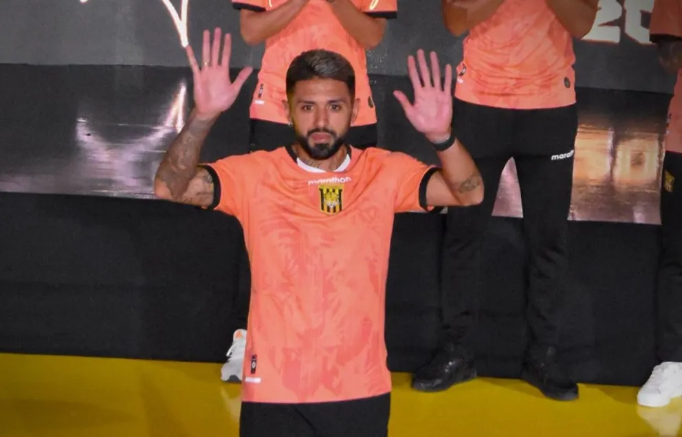 El argentino Jonathan Bustos durante la presentación oficial del primer plantel del Tigre. Foto: club The Strongest
