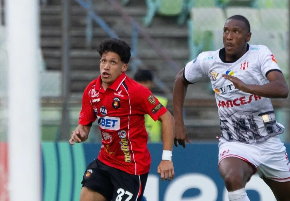 Rivas de Independiente pelea el balón con un rival venezolano. Foto: CFC