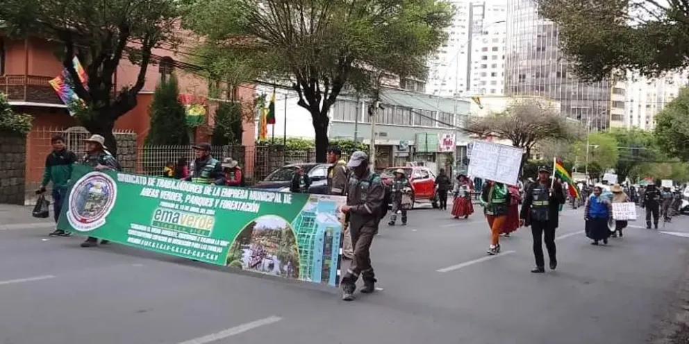 Trabajadores de Emaverde marchan en demanda de respuesta a sus demandas. Foto Unitel