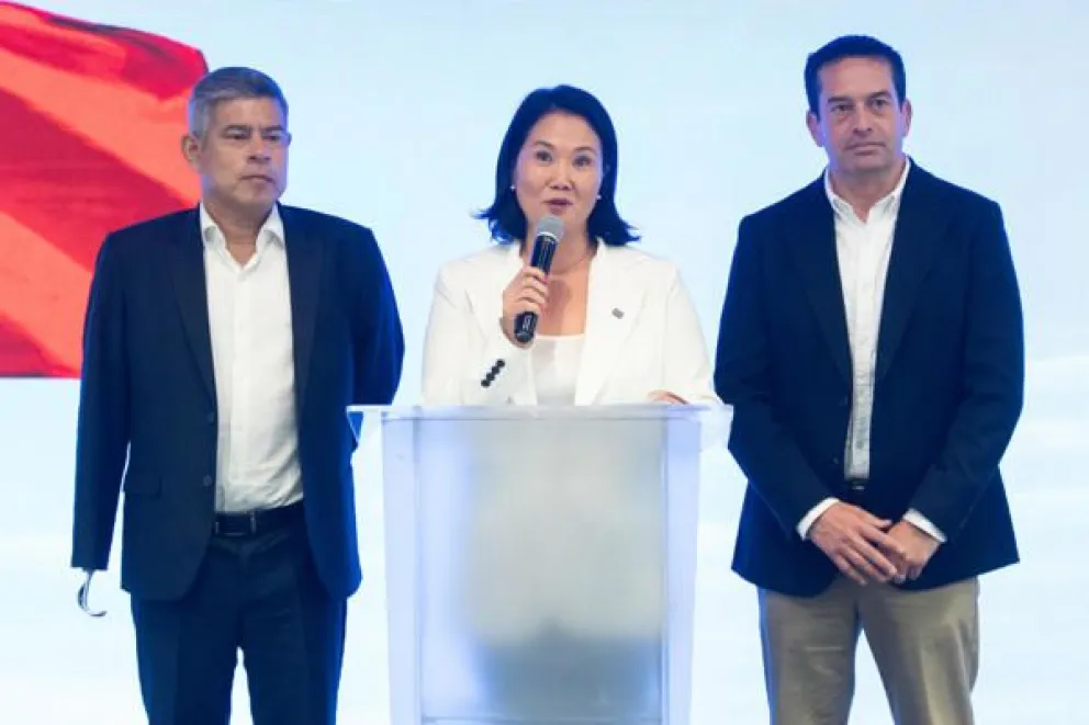 Fotografía del 13 de abril de 2026 de la candidata presidencial peruana Keiko Fujimori (c), en Lima (Perú). Foto EFE