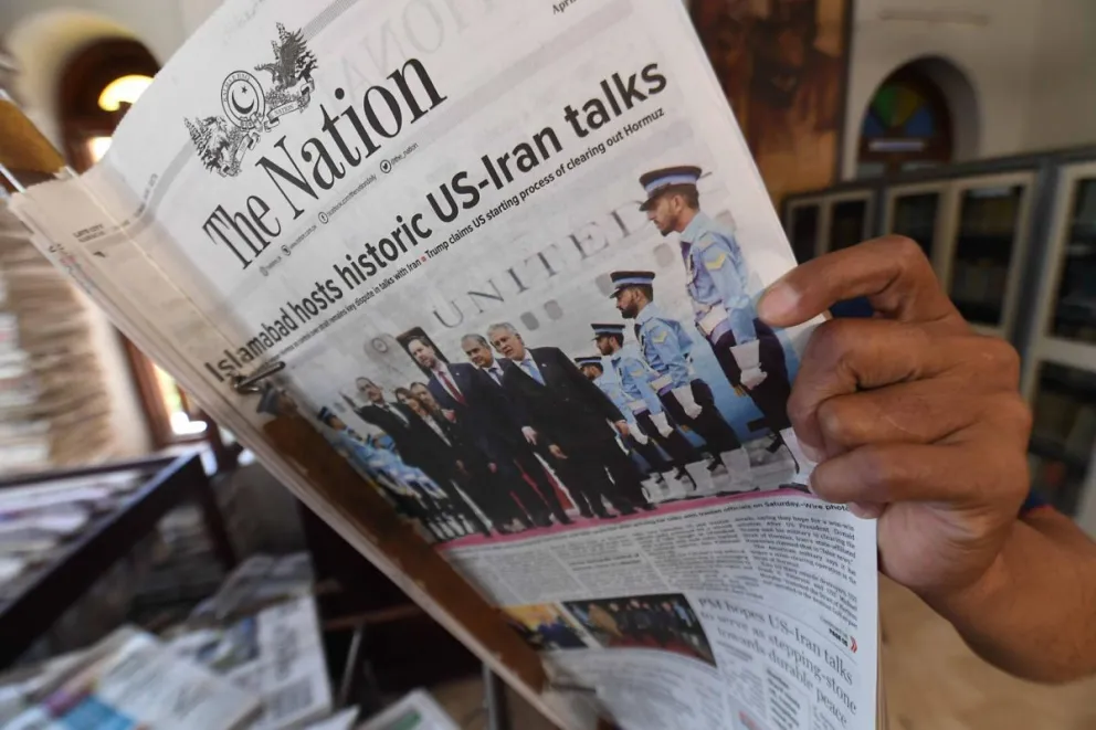 Un hombre lee el periódico tras las conversaciones de paz entre Estados Unidos e Irán en Karachi, Pakistán, el 12 de abril de 2026. Foto: EFE 