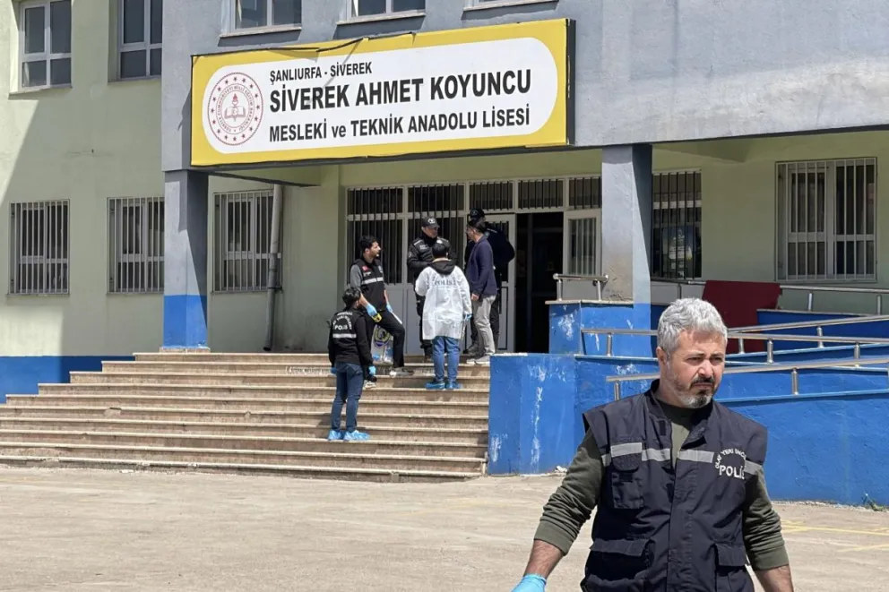 Policías turcos ante el centro escolar de Sanliurfa, donde el 14 de abril un joven disparó contra estudiantes. Foto: EFE