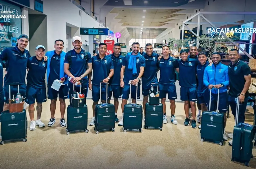 Jugadores de y miembros del cuerpo técnico de Blooming antes de viajar a Brasil. Foto: Club Blooming