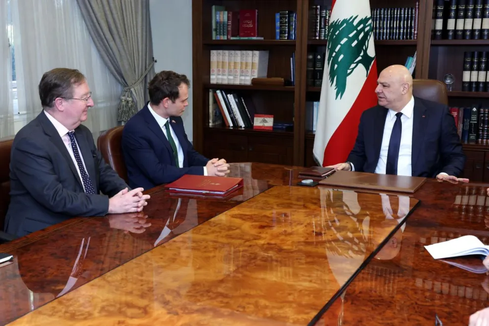 El presidente libanés, Joseph Aoun (d), se reúne este jueves con el ministro de Estado británico para los Asuntos del Medio Oriente, Hamish Nicholas Falconer, en Beirut, Líbano. Foto: EFE 
