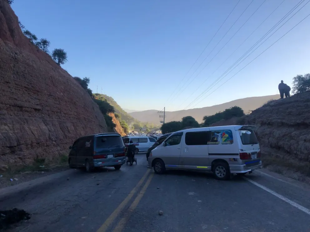 Imagen referencial de un bloqueo de choferes Parotani. Foto: Erbol