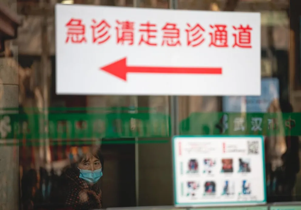 Una mujer con mascarilla en el Hospital Central de Wuhan, donde trabajaba el doctor Li Wenliang, el primer médico que alertó sobre el brote. Foto: EFE