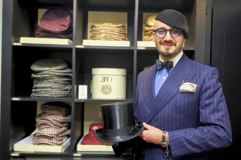 El gerente de la sombrerería Lock & Co., Maxwell Newman, posa durante una entrevista con EFE en Londres. 