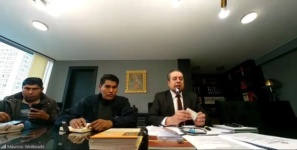 El aspirante René Yahuasi junto a uno de sus abogados, este jueves. Foto: Captura de video 