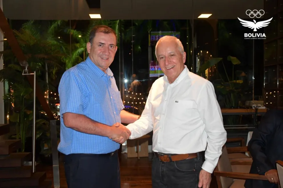 Arze (izq.), presidente del COB, se da la mano con Baltazar Medina, titular de la Odebo. Foto: COB.