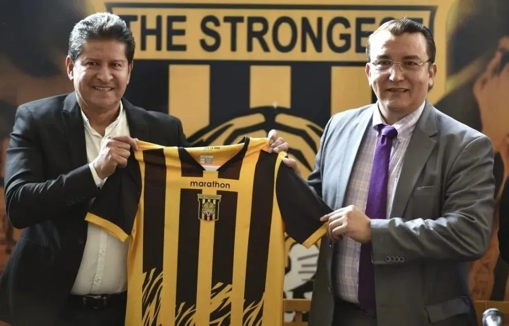 Eduardo Villegas (izq.) y Daniel Terrazas el día que fue presentado como técnico del club. Foto: Agencia Marka Registrada