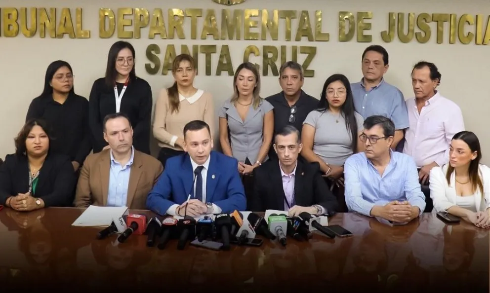 El presidente del TSJ, Romer Saucedo, junto a autoridades cívicas y políticas. Foto: AJN