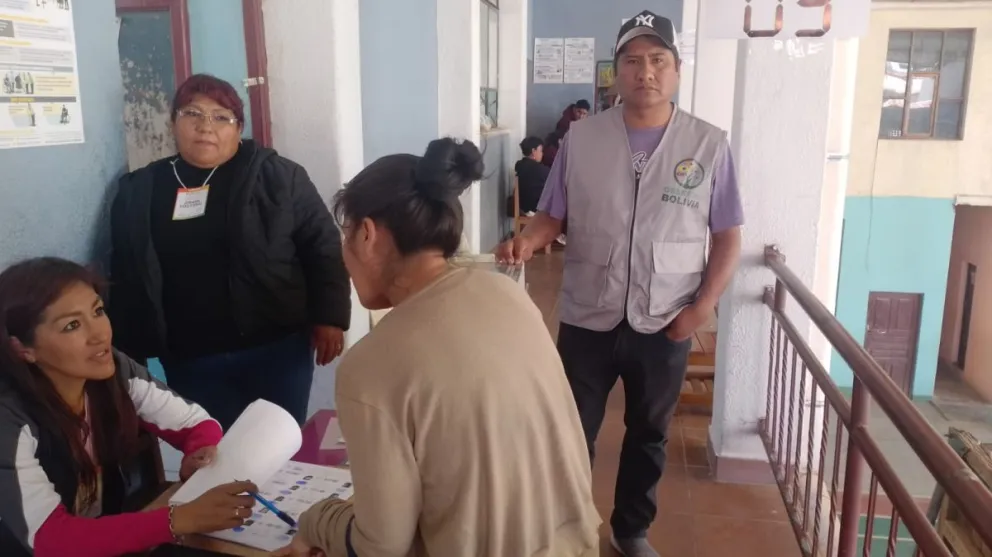 Observadores de la Red Observa Bolivia presente en las elecciones de primera vuelta en el país. Foto: Red Observa Bolivia