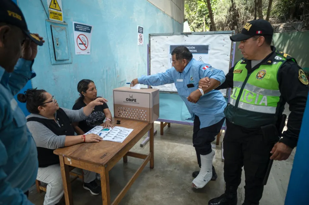 Un integrante del Serenazgo de Perú con movilidad reducida vota este lunes, en el colegio San Luis Gonzaga, en el distrito de San Juan de Miraflores en Lima (Perú). Foto: EFE