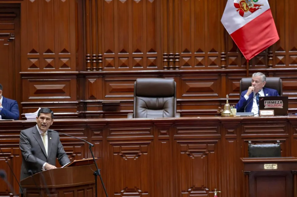 Fotografía cedida por la Presidencia del Consejo de Ministros de Perú del primer ministro, el militar en retiro Luis Arroyo, hablando durante una sesión en el congreso este jueves, en Lima (Perú). Foto: EFE