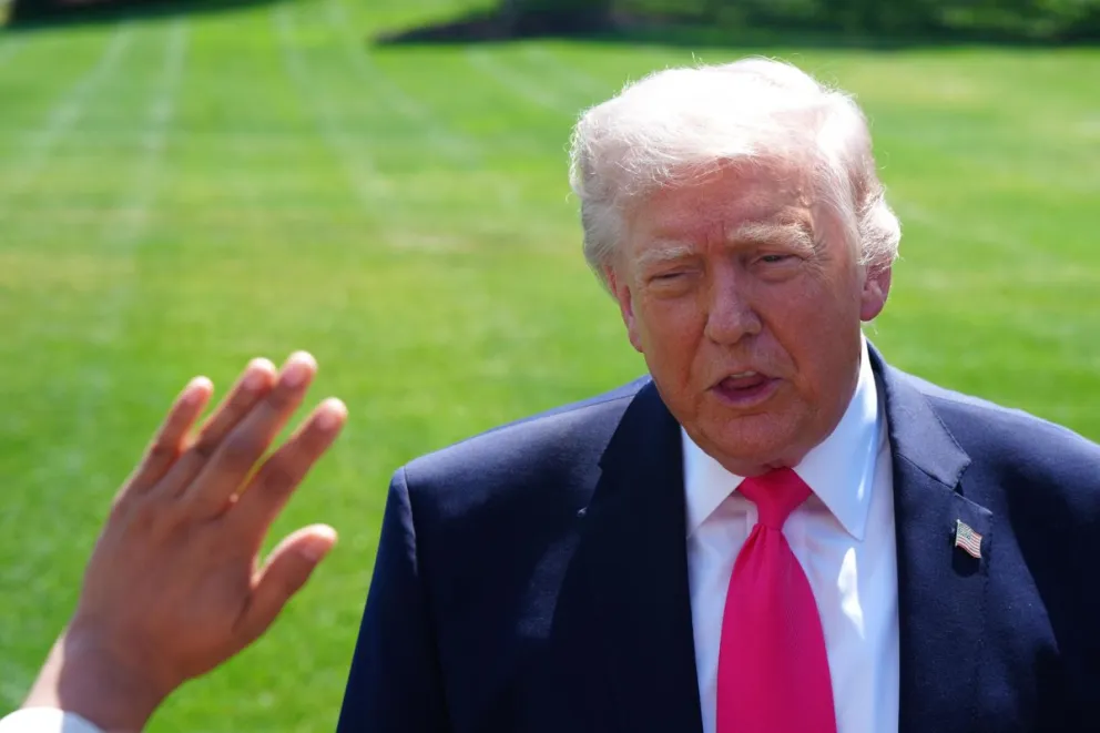 El presidente de Estados Unidos, Donald Trump, habla con periodistas este jueves, en la Casa Blanca en Washington (Estados Unidos). Foto: EFE
