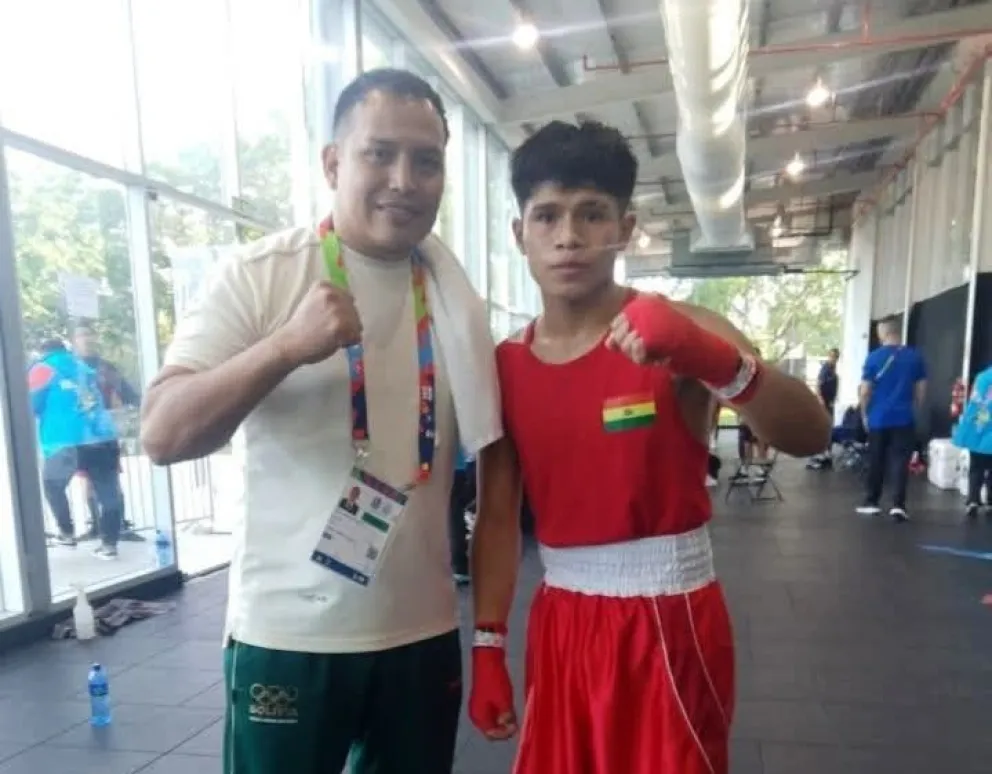 Foto del boxeador boliviano con su entrenador. Foto: Asociación Departamental de Boxeo Santa Cruz