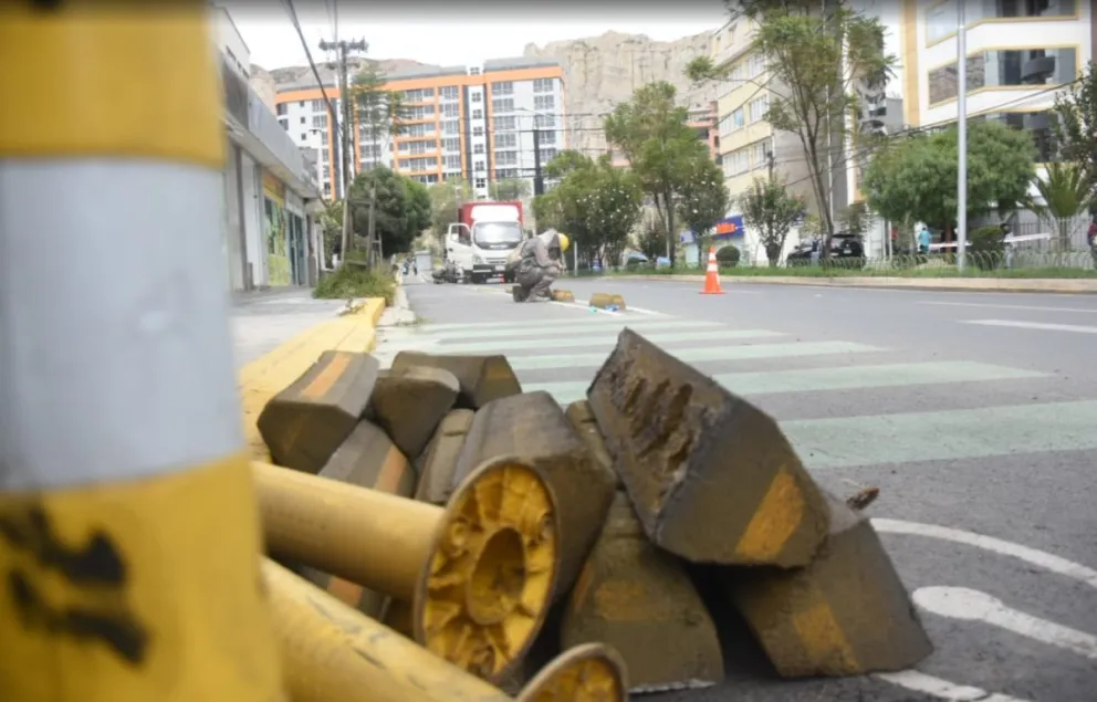 Algunos bolardos y topes ya fueron retirados de la ciclovía en San Miguel. Foto: AMUN