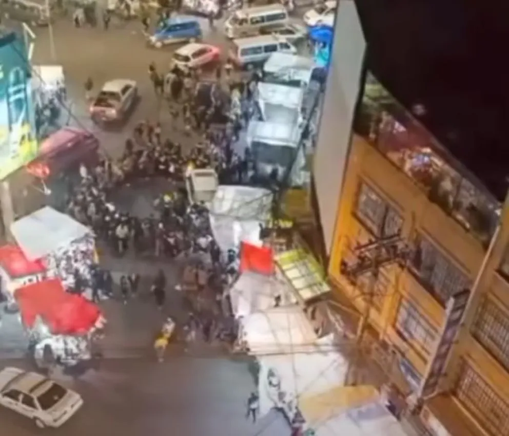 El accidente ocurrió al iniciar la noche, en el centro paceño. Foto: captura de video