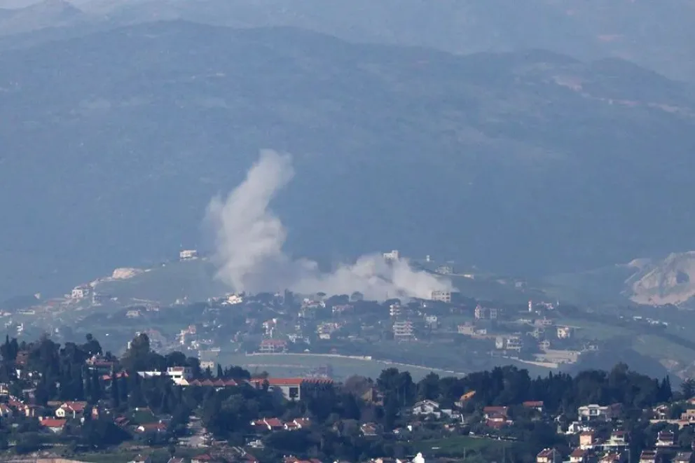 Vista de una columna de humo producida por un ataque de Israel sobre Al Khiam (Líbano), el 16 de abril. Foto: EFE/Atef Safadi
