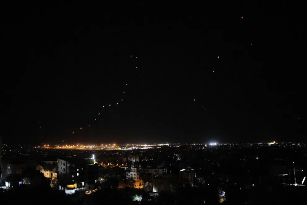 Cohetes y disparos resonaron la madrugada de este viernes en Beirut y sus suburbios para celebrar la entrada en vigor de un alto el fuego de diez días con Israel. Foto: EFE