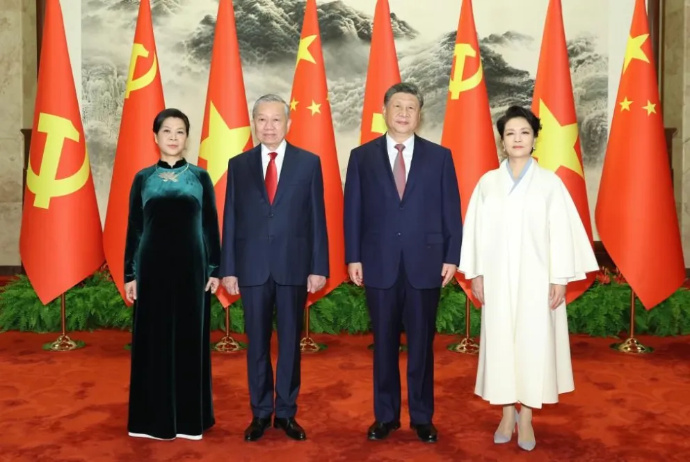 El presidente chino, Xi Jinping, y su esposa, Peng Liyuan, junto a presidente de Vietnam, To Lam, y su esposa, Ngo Phuong Ly. Foto: Xinhua