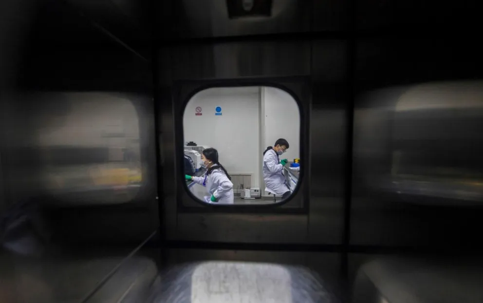 Imagen de archivo de técnicos trabajando en un laboratorio en Nanjing (China). Foto: EFE