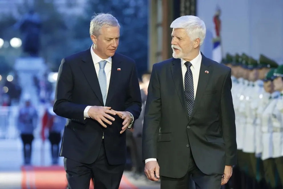 El presidente de Chile, José Antonio Kast (i), camina junto a su homólogo de República Checa, Petr Pavel (d), durante una reunión en el palacio de La Moneda en Santiago (Chile). Foto: EFE