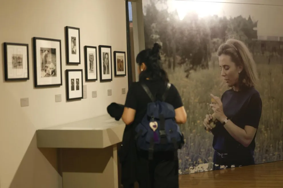Una mujer observa la exposición 'Elena Poniatowska Amor. Archivo Personal' este jueves, en el Museo del Estanquillo en Ciudad de México (México). Foto: EFE