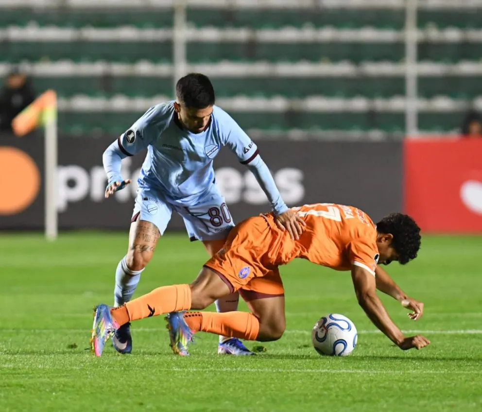 Un venezolano de La Guaira impide el paso de Carlos Melgar de Bolívar. Foto: APG