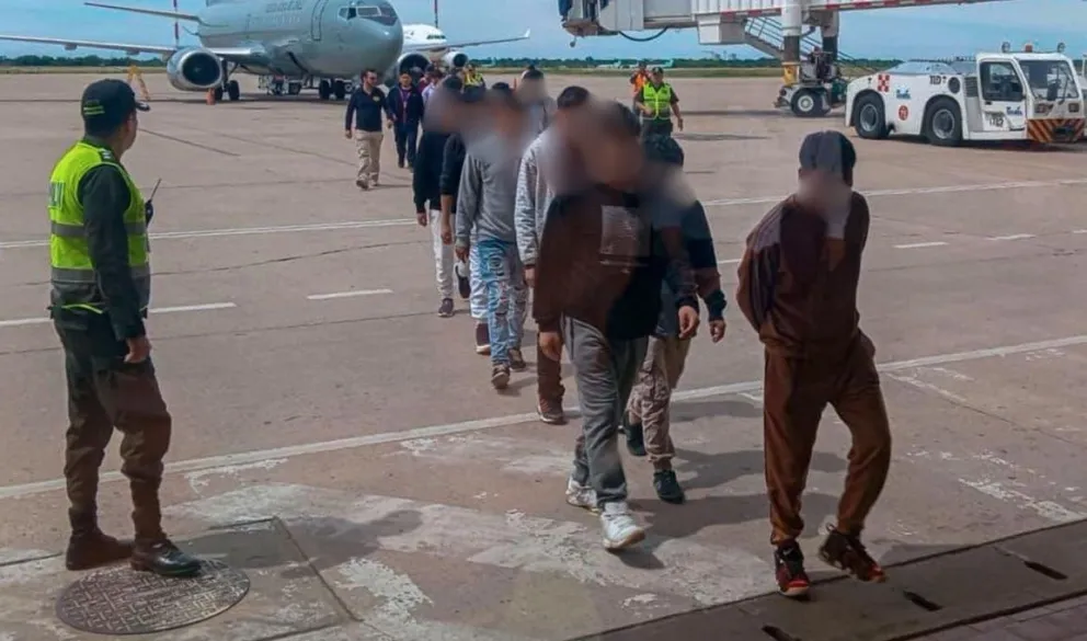 Bolivianos expulsados de Chille llegan al aeropuerto de Viru Viru. Foto: Cancillería