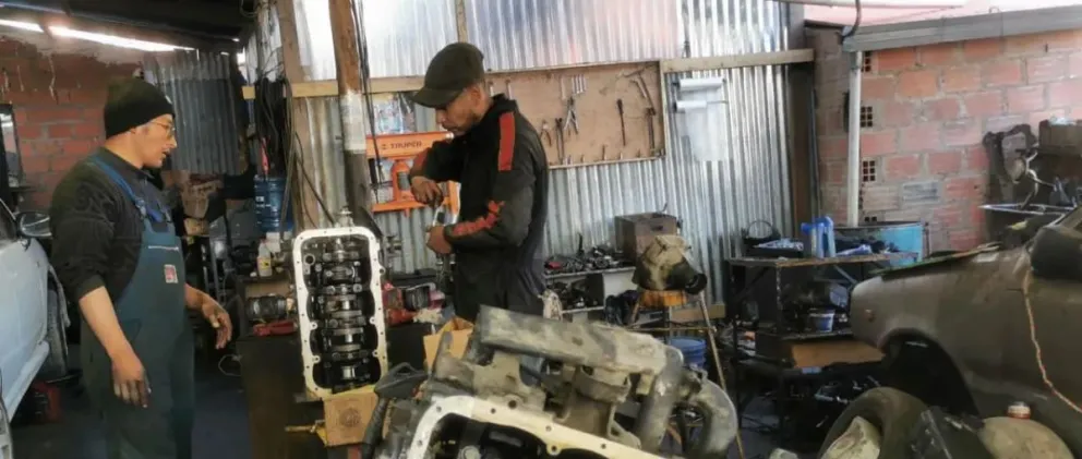 A los daños causados en los motores por la gasolina de mala calidad, distribuida por YPFB, se sumará otro daño de mayores proporciones a los catalizadores de los vehículos, que acumulan por meses por residuos que trae ese producto. Foto Unitel