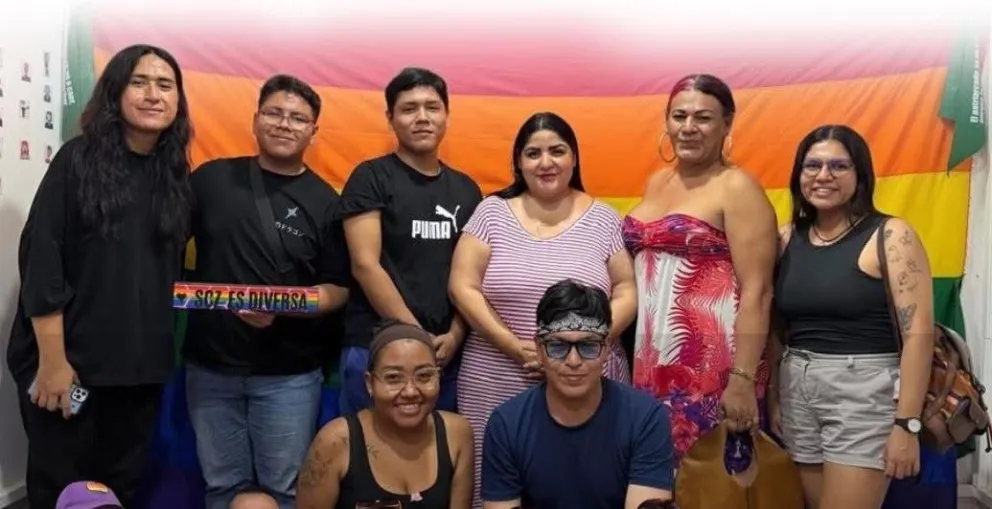 La viceministra de Igualdad de Oportunidades, Descolonización y Despatriarcalización, Jessica Echeverría, junto a activistas de colectivos LGBTIQ+. 