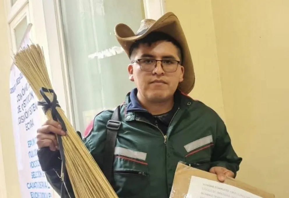 Yaco Conde, el "abogado barrendero" fue quien presentó el amparo ante instancias constitucionales. Foto: Urgente.bo