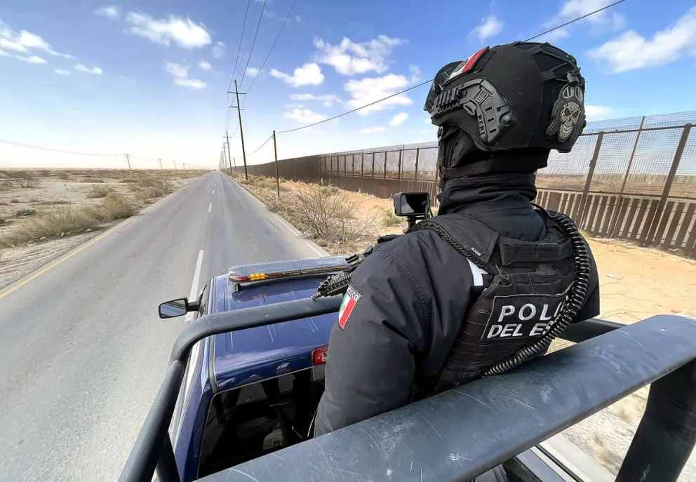 Un integrante de la policía encabeza un operativo en calles del estado de Quintana Roo. Imagen de archivo. Foto: EFE