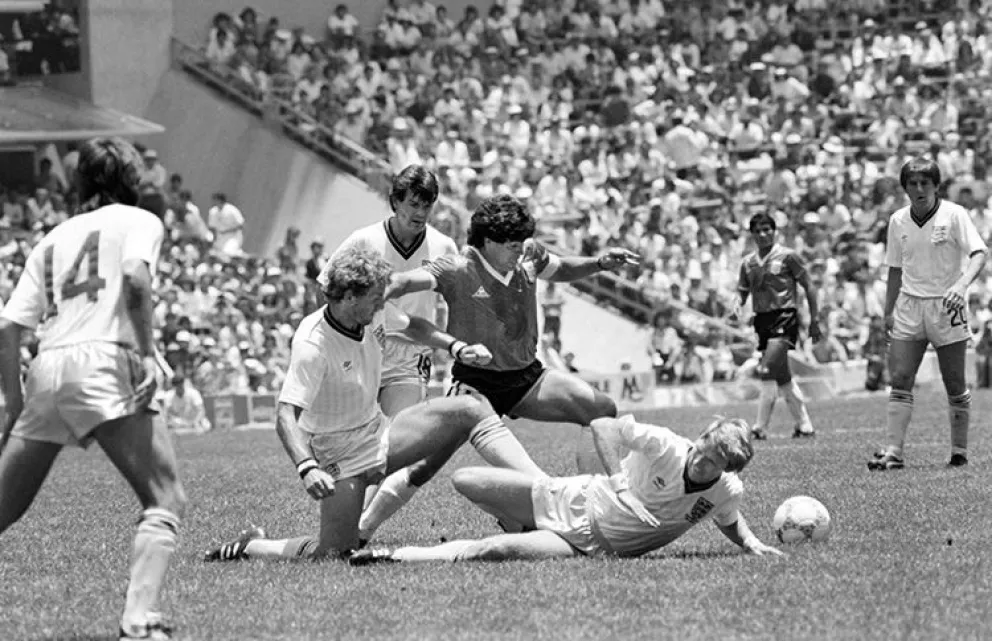 Maradona (centro) se saca la marca de los futbolistas ingleses en el partido de 1986. Crédito: Conmebol